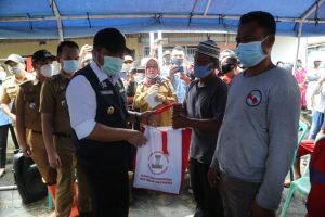 Herman Deru Berikan Bantuan Uang Sewa Rumah untuk Puluhan KK Korban Kebakaran Pasar Gubah
