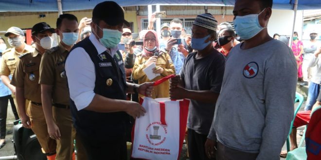 Herman Deru Berikan Bantuan Uang Sewa Rumah untuk Puluhan KK Korban Kebakaran Pasar Gubah