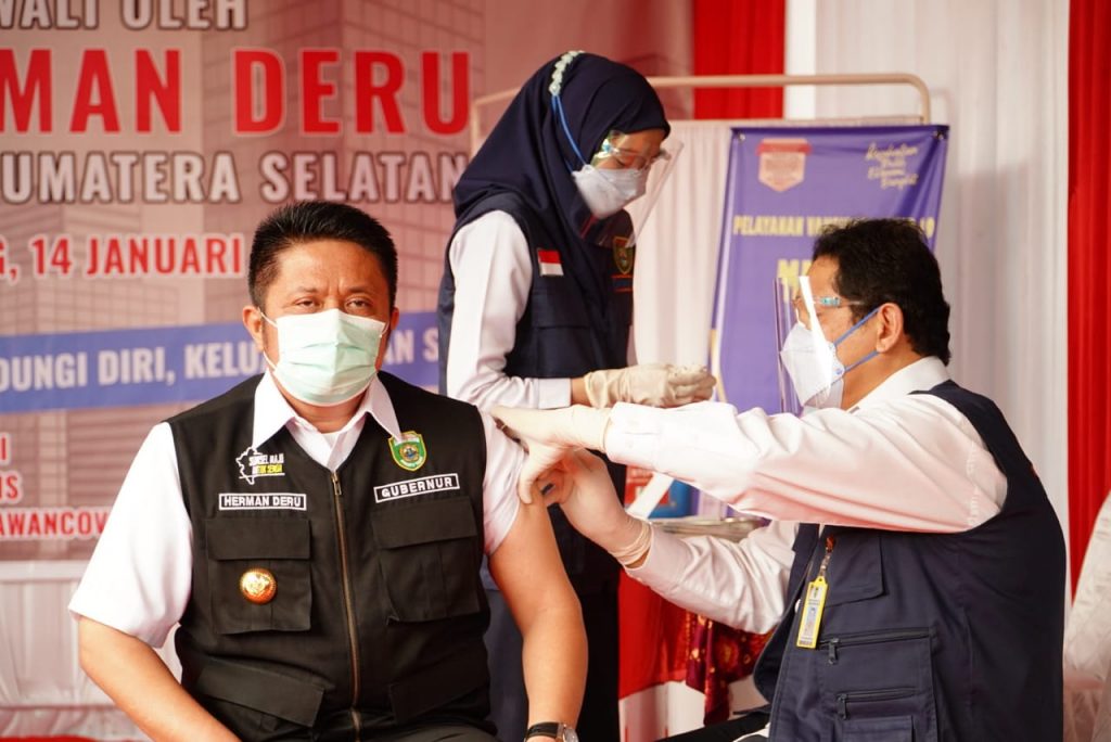 Herman Deru Lakukan Suntik Vaksinasi Covid-19 Pertama di Sumsel