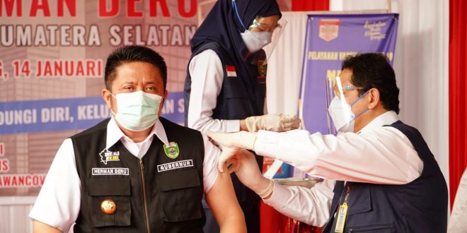 Herman Deru Lakukan Suntik Vaksinasi Covid-19 Pertama di Sumsel