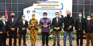 Gubernur Sumatera Selatan, Herman Deru, bersama Ketua DPRD Sumsel, menghadiri acara pelantikan pengurus JMSI Sumsel periode 2020-2025 di Griya Agung, Palembang, hari Sabtu tanggal 30 Januari 2021. (foto : Humas Pemprov Sumsel)