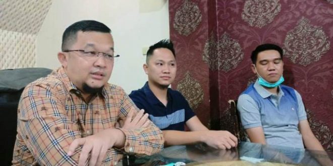 Wakil Direktur Utama PT. Sriwijaya Optimis, H. Hendri Zainuddin, bersama dengan M. Fadli (tengah), saat konferensi pers Manager SFC Musim 2021.
