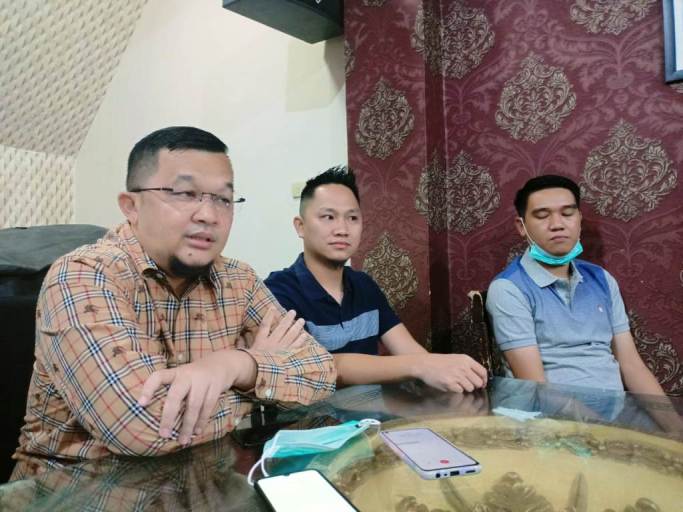 Wakil Direktur Utama PT. Sriwijaya Optimis, H. Hendri Zainuddin, bersama dengan M. Fadli (tengah), saat konferensi pers Manager SFC Musim 2021.