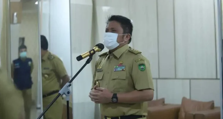 Gubernur Sumsel, Herman Deru, menghadiri langsung peluncuran Bantuan Tunai Seluruh Indonesia Tahun 2021 secara virtual dari Auditorium Graha Bina Praja Pemprov Sumsel, Senin, 4 Januari 2021. (MUSINEWS.ID/TRI)