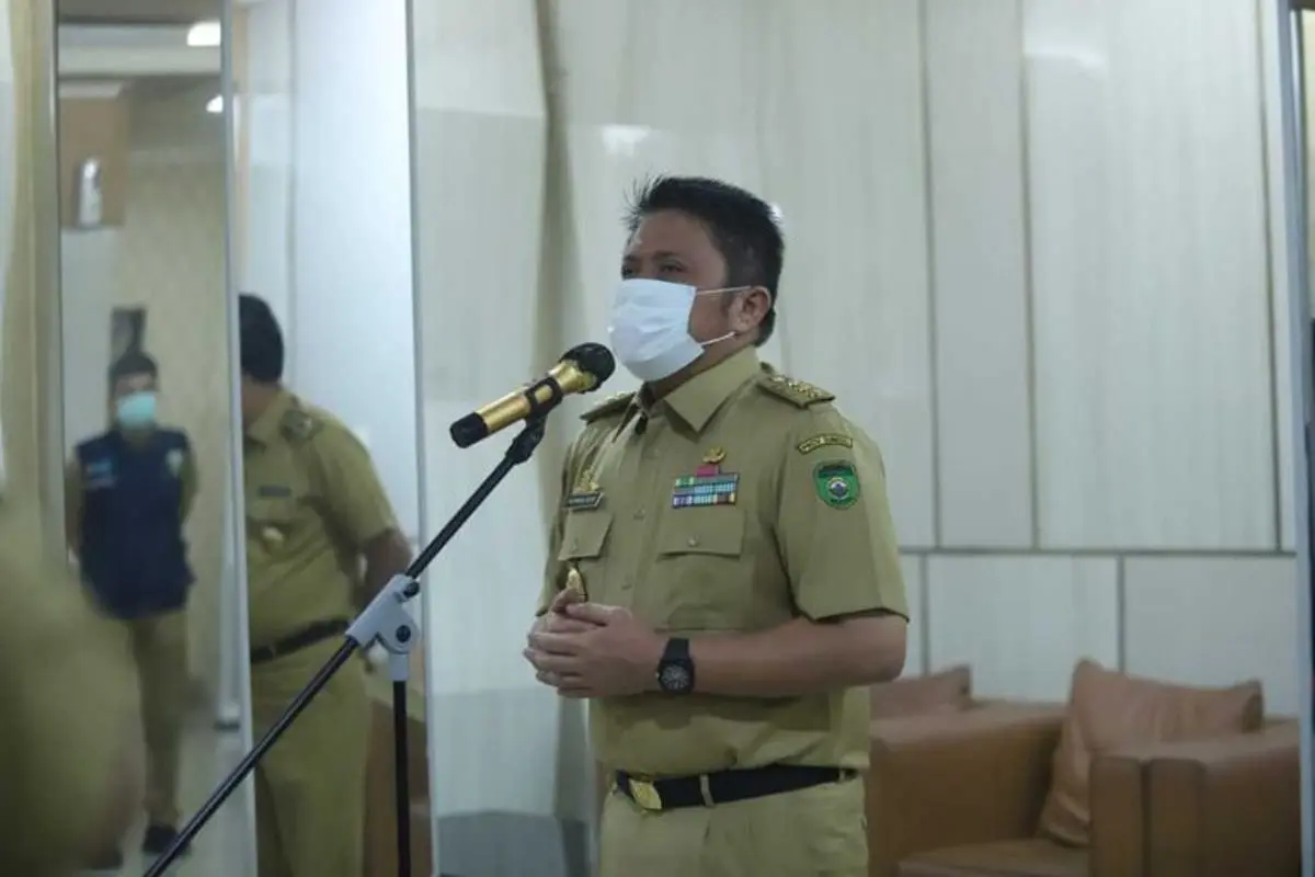 Gubernur Sumsel, Herman Deru, menghadiri langsung peluncuran Bantuan Tunai Seluruh Indonesia Tahun 2021 secara virtual dari Auditorium Graha Bina Praja Pemprov Sumsel, Senin, 4 Januari 2021. (MUSINEWS.ID/TRI)