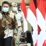 Pemerintah Provinsi (Pemprov) Sumatra Selatan (Sumsel) terus mendorong percepatan legalitas aset properti milik masyarakat. Langkah ini ditandai dengan kehadiran Gubernur Sumsel, Herman Deru, bersama unsur Forum Koordinasi Pimpinan Daerah (FKPD), dalam acara Penyerahan Sertifikat Hak Atas Tanah Kegiatan PTSL. (MUSINEWS.ID/HAIRUDIN)
