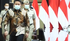 Pemerintah Provinsi (Pemprov) Sumatra Selatan (Sumsel) terus mendorong percepatan legalitas aset properti milik masyarakat. Langkah ini ditandai dengan kehadiran Gubernur Sumsel, Herman Deru, bersama unsur Forum Koordinasi Pimpinan Daerah (FKPD), dalam acara Penyerahan Sertifikat Hak Atas Tanah Kegiatan PTSL. (MUSINEWS.ID/HAIRUDIN) Pemerintah Provinsi (Pemprov) Sumatra Selatan (Sumsel) terus mendorong percepatan legalitas aset properti milik masyarakat. Langkah ini ditandai dengan kehadiran Gubernur Sumsel, Herman Deru, bersama unsur Forum Koordinasi Pimpinan Daerah (FKPD), dalam acara Penyerahan Sertifikat Hak Atas Tanah Kegiatan PTSL. (MUSINEWS.ID/HAIRUDIN)