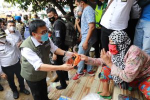 Sekda Nasrun Umar Ingatkan Pedagang dan Pengunjung Pasar Km 5 Palembang Tetap Patuhi Prokes