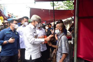 Wagub Mawardi Yahya Bagi-Bagi Masker di  Pasar 16 Ilir Palembang