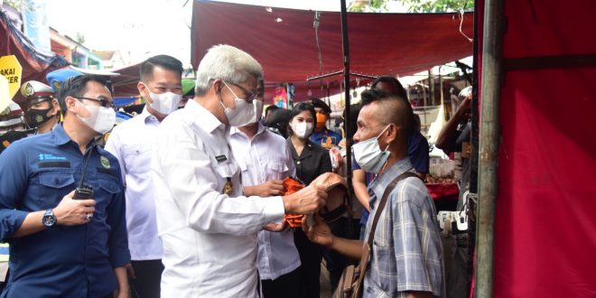 Wagub Mawardi Yahya Bagi-Bagi Masker di  Pasar 16 Ilir Palembang