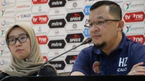 Manajer Sriwijaya FC Tahun 2020, H. Hendri Zainuddin, dan Assisten Manajer Sriwijaya FC, Mayumi Itsuwa.