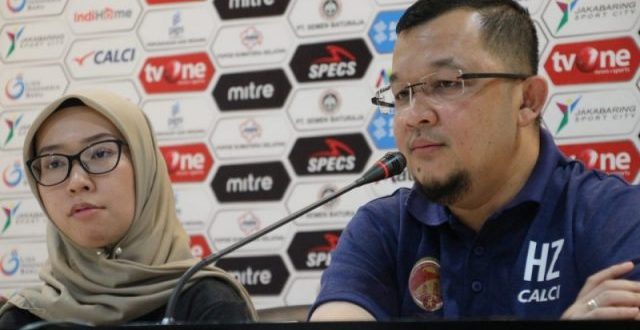 Manajer Sriwijaya FC Tahun 2020, H. Hendri Zainuddin, dan Assisten Manajer Sriwijaya FC, Mayumi Itsuwa.