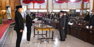 Ketua DPRD Sumsel, Anita Noeringhati, melantik Solehan Ismail sebagai Anggota DPRD Sumsel Pengganti Antar Waktu.