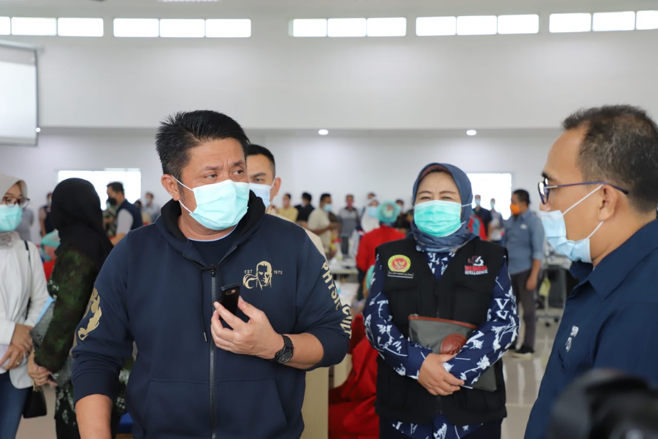 Gubernur Tinjau Vaksinasi Dosis Pertama Awak Media