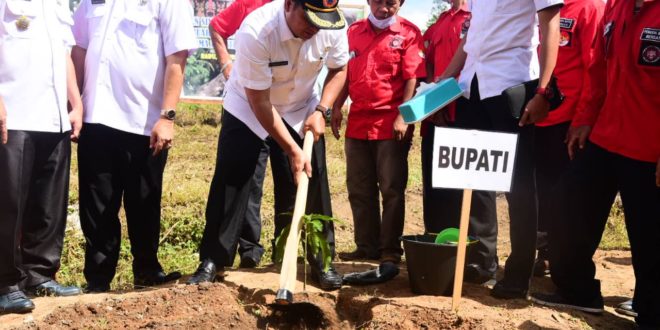 Bupati Kabupaten Banyuasin, Askolani, melakukan penanaman bibit tanaman buah-buahan bantuan dari Pemuda Batak Bersatu (PBB) Banyuasin, di Halaman Rumah Susun Pemerintah Kabupaten (Pemkab) Banyuasin, hari Rabu tanggal 14 April 2021.