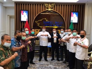 Gubernur Sumatera Selatan, Herman Deru, menerima audiensi pengurus PBSI Sumsel di Ruang Kerja Gubernur, hari Jum'at tanggal 16 April 2021. (foto : Humas Pemprov Sumsel)