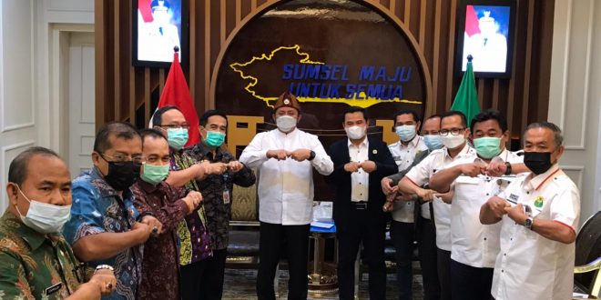 Gubernur Sumatera Selatan, Herman Deru, menerima audiensi pengurus PBSI Sumsel di Ruang Kerja Gubernur, hari Jum'at tanggal 16 April 2021. (foto : Humas Pemprov Sumsel)