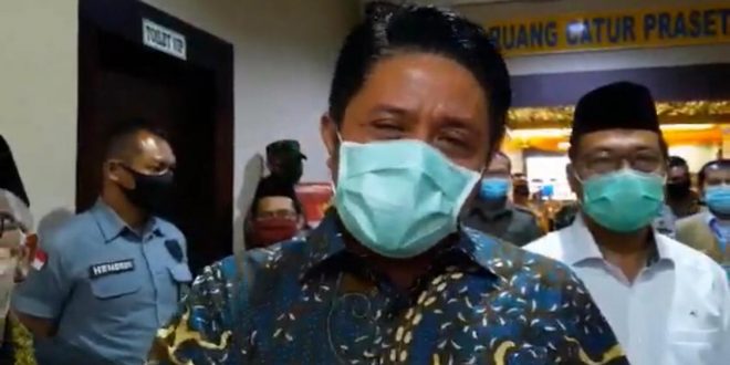 Cuplikan gambar saat Gubernur Sumsel, Herman Deru, memberikan penjelasan mengenai hasil pertemuan Forkompinda di tahun 2020 yang lalu pada video yang beredar saat ini.