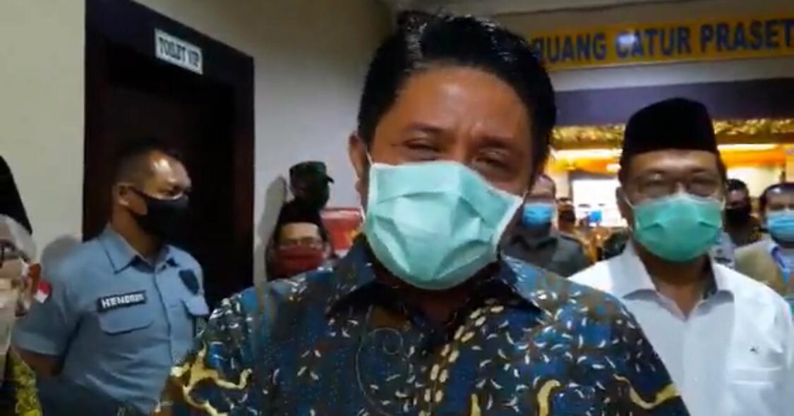 Cuplikan gambar saat Gubernur Sumsel, Herman Deru, memberikan penjelasan mengenai hasil pertemuan Forkompinda di tahun 2020 yang lalu pada video yang beredar saat ini.