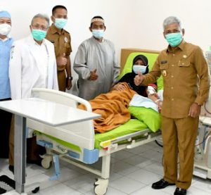 Bupati Ogan Komering Ilir, H. Iskandar, bersama pasien di rumah sakit