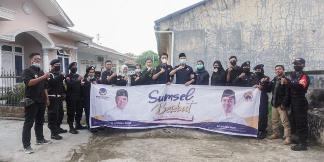 Pengurus Garda Pemuda Nasdem Sumsel foto bersama setelah melakukan kegiatan berbagi yang diberi nama Program Sumsel Berkat