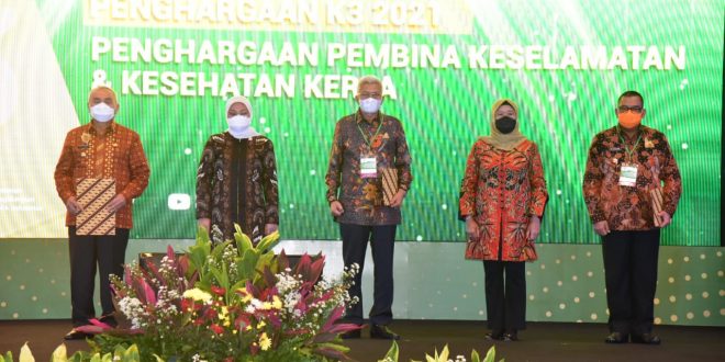 Wakil Gubernur Sumsel, Mawardi Yahya, menerima penghargaan dari Menteri Tenaga Kerja Republik Indonesia, Ida Fauziah. (foto : Humas Pemprov Sumsel)