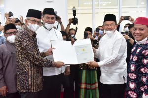 Wagub Mawardi Serahkan 90 Sertifikat Tanah Wakaf Secara Simbolis