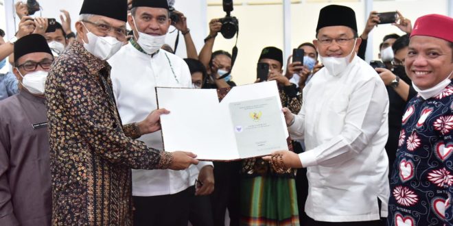 Wagub Mawardi Serahkan 90 Sertifikat Tanah Wakaf Secara Simbolis