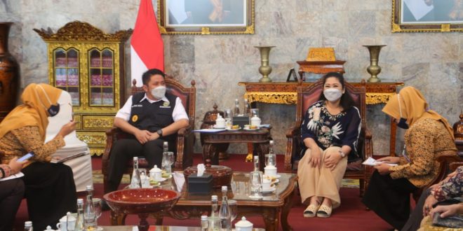 Gubernur Sumatera Selatan, Herman Deru, menerima Kepala Perwakilan Badan Kependudukan dan Keluarga Berencana Nasional (BKKBN) Sumsel, Nopian Andusti, bersama dengan tim petugas Pendataan Keluarga Tahun 2021 (PK 21) di Griaya Agung, hari Kamis tanggal 1 April 2021.