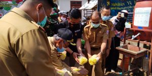 Wakil Bupati Kabupaten Banyuasin, Slamet Somosentono, memusnahkan mie yang mengandung formalin.