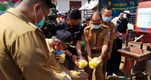 Wakil Bupati Kabupaten Banyuasin, Slamet Somosentono, memusnahkan mie yang mengandung formalin.