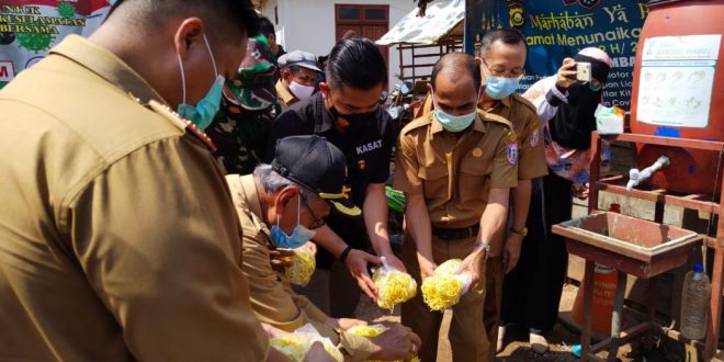 Wakil Bupati Kabupaten Banyuasin, Slamet Somosentono, memusnahkan mie yang mengandung formalin.
