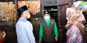 Bupati Kabupaten Musi Rawas, Hj. Ratna Machmud, meninjau dan menyalurkan bantuan secara langsung kepada korban banjir di Desa Batu Gane, Kecamatan Selangit, Kabupaten Musi Rawas, pada hari Minggu tanggal 16 Mei 2021.