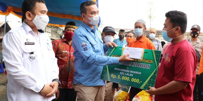 Wakil Bupati Muba, Beni Hernedi, menyerahkan bantuan kepada warga Desa Karang Makmur Kecamatan Lalan, yang mengalami musibah kebakaran rumah pada tanggal 14 Mei 2021.