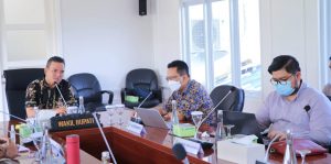 Wakil Bupati Kabupaten Musi Banyuasin, Beni Hernedi, memimpin Rapat Pembahasan Teknis Tindak Lanjut Nota Kesepakatan Dengan SKK Migas Perwakilan Sumbagsel Perihal Pembangunan Pusat Pelatihan dan Sertifikasi Migas, pada hari Jum'at tanggal 21 Mei 2021 di Palembang. (foto : Humas Pemkab Muba)