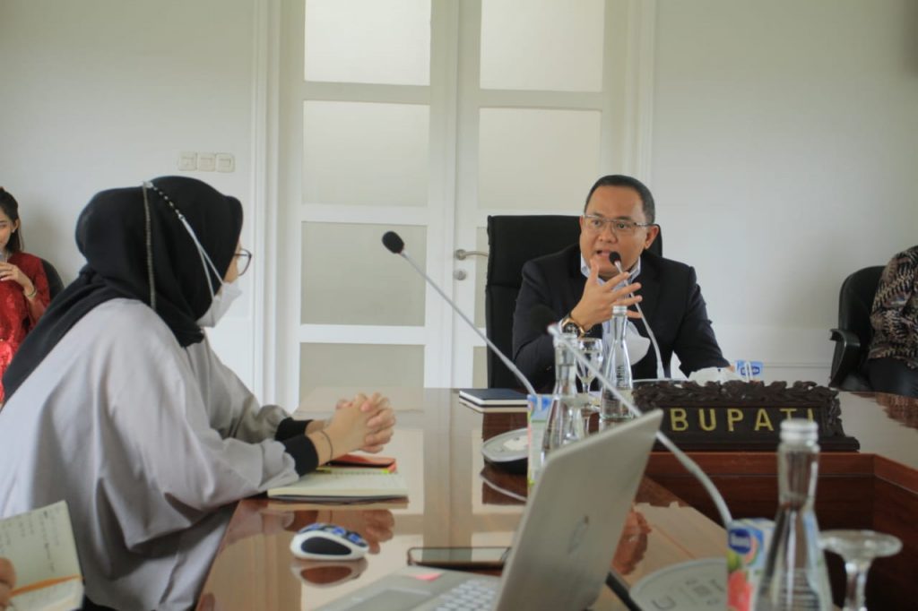 Bupati Kabupaten Musi Banyuasin, Dodi Reza, berdialog dengan Vinka Agustinari, Tim Leader Hannover Badan Pengelola Dana Perkebunan Kelapa Sawit, di Kantor Perwakilan Muba di Palembang, pada hari Sabtu tanggal 22 Mei 2021.