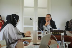 Bupati Kabupaten Musi Banyuasin, Dodi Reza, berdialog dengan Vinka Agustinari, Tim Leader Hannover Badan Pengelola Dana Perkebunan Kelapa Sawit, di Kantor Perwakilan Muba di Palembang, pada hari Sabtu tanggal 22 Mei 2021.
