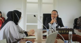Bupati Kabupaten Musi Banyuasin, Dodi Reza, berdialog dengan Vinka Agustinari, Tim Leader Hannover Badan Pengelola Dana Perkebunan Kelapa Sawit, di Kantor Perwakilan Muba di Palembang, pada hari Sabtu tanggal 22 Mei 2021.