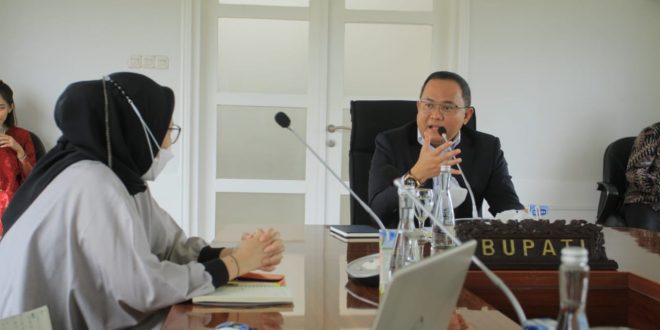 Bupati Kabupaten Musi Banyuasin, Dodi Reza, berdialog dengan Vinka Agustinari, Tim Leader Hannover Badan Pengelola Dana Perkebunan Kelapa Sawit, di Kantor Perwakilan Muba di Palembang, pada hari Sabtu tanggal 22 Mei 2021.