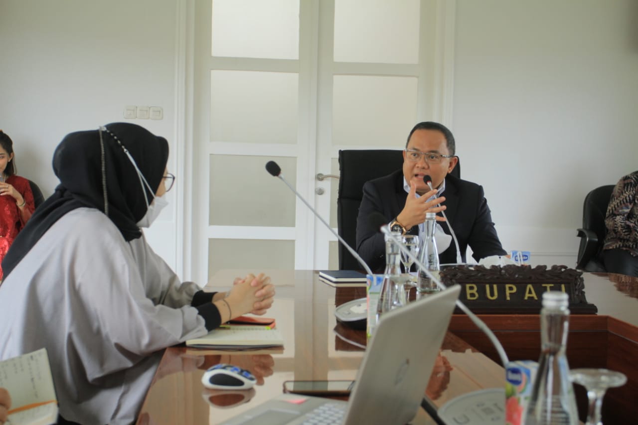 Bupati Kabupaten Musi Banyuasin, Dodi Reza, berdialog dengan Vinka Agustinari, Tim Leader Hannover Badan Pengelola Dana Perkebunan Kelapa Sawit, di Kantor Perwakilan Muba di Palembang, pada hari Sabtu tanggal 22 Mei 2021.
