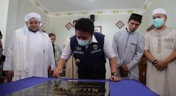 Dipenghujung Ramadhan, Herman Deru Resmikan Masjid di Kecamatan Sako