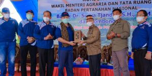 Wakil Menteri (Wamen) Agraria dan Tata Ruang/Badan Pertahanan Nasional (ATR/BPN) RI Surya Tjandra melakukan kunjungan kerja ke Kabupaten Musi Banyuasin (Muba), tepatnya di Desa Pinang Banjar Kecamatan Sungai Lilin dan Desa Sidorejo (A6) Kecamatan Keluang, Jum’at (21/5/2021).
