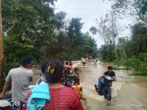 Air Sungai Genangi Jalan, Warga Mesti Dorong Motor