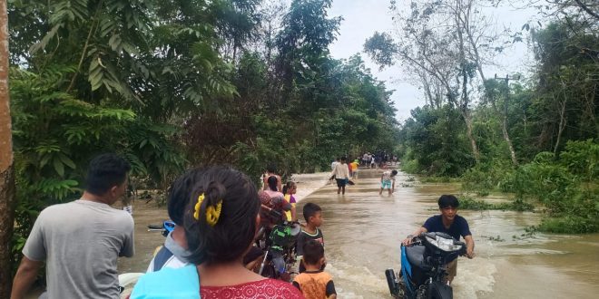 Air Sungai Genangi Jalan, Warga Mesti Dorong Motor