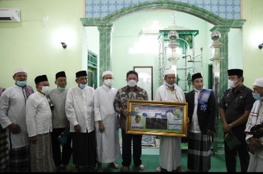 Gubernur Sumsel H Herman Deru ketika melakukan safari Jum'at di Masjid Al Ikhlas yang berada di Jalan Sulaiman Amin Kecamatan Alang-Alang Lebar Palembang, Jum'at 23 April 2021.(Foto:Humas Provinsi Sumatera Selatan)