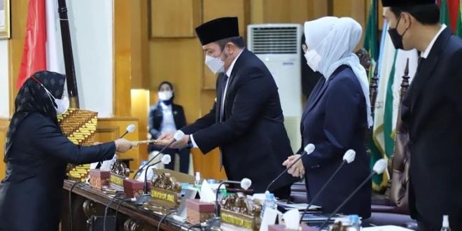 Anggota DPRD Sumsel dan Gubernur Sumsel pada Rapat Paripurna XXVII (27) DPRD Sumsel pada hari Senin tanggal 12 April 2021 dalam rangka Penyampaian Pidato Pengantar Laporan Keterangan Pertanggung Jawaban (LKPJ) Tahun Anggaran 2020. (foto : Humas Pemprov Sumsel)