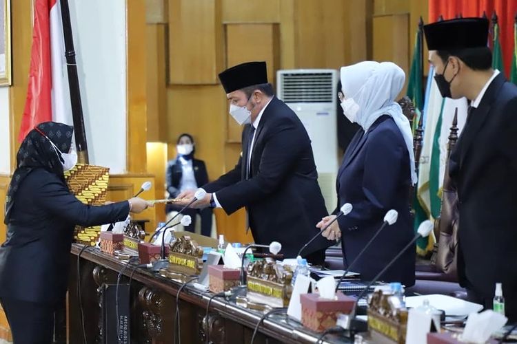 Anggota DPRD Sumsel dan Gubernur Sumsel pada Rapat Paripurna XXVII (27) DPRD Sumsel pada hari Senin tanggal 12 April 2021 dalam rangka Penyampaian Pidato Pengantar Laporan Keterangan Pertanggung Jawaban (LKPJ) Tahun Anggaran 2020. (foto : Humas Pemprov Sumsel)