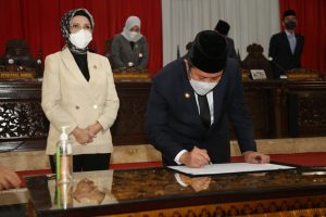 Penandatanganan Keputusan Bersama Antara Gubernur dengan Ketua DPRD Sumsel