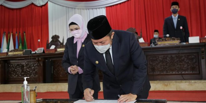 Herman Deru Sampaikan Pendapat Akhir 9 Raperda