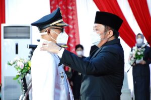 H. Herman Deru atas nama Presiden melantik pasangan Ir H. Heri Amalindo MM sebagai Bupati dan Drs Soemarjono sebagai Wakil Bupati Penukal Abab Lematang Ilir (PALI) bertempat di Griya Agung Palembang, Jumat (18/6) petang